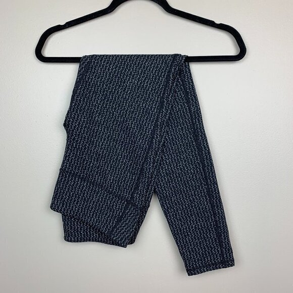 Athleta Grey and Black Zig Zag Stripe Leggings Size Medium - Picture 1 of 9
